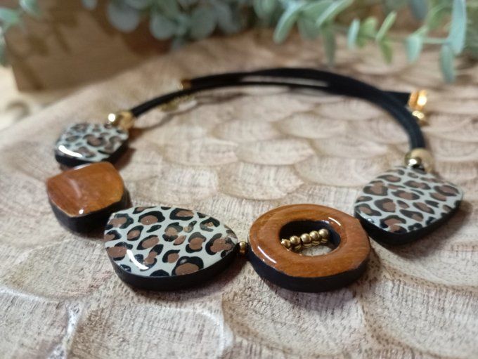 Collier tour de cou polymère sauvage doré
