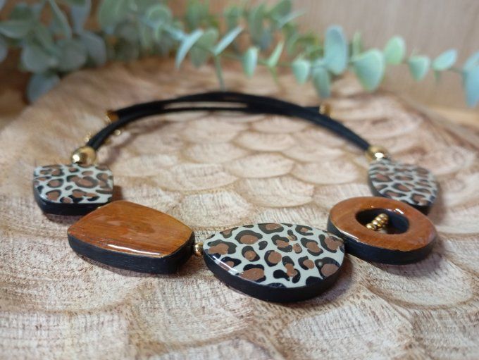 Collier tour de cou polymère sauvage doré