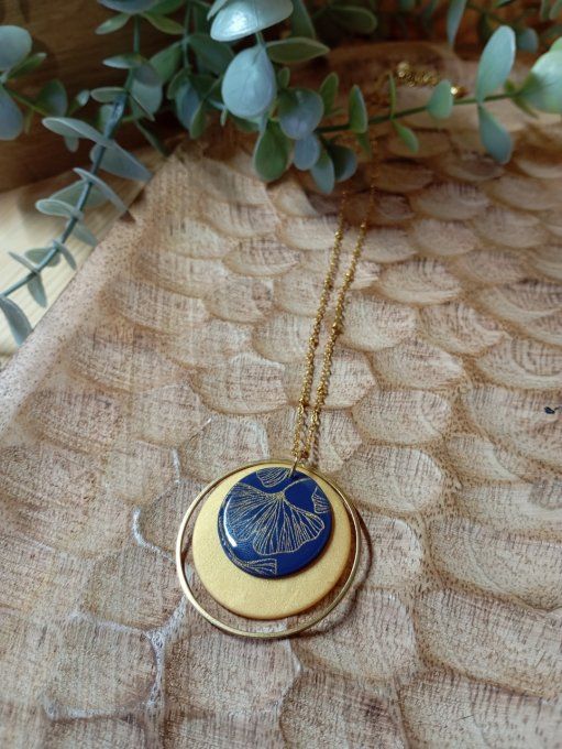 Collier pendentif cabochon fimo lentille  or  et bleu marine avec feuilles de ginko 