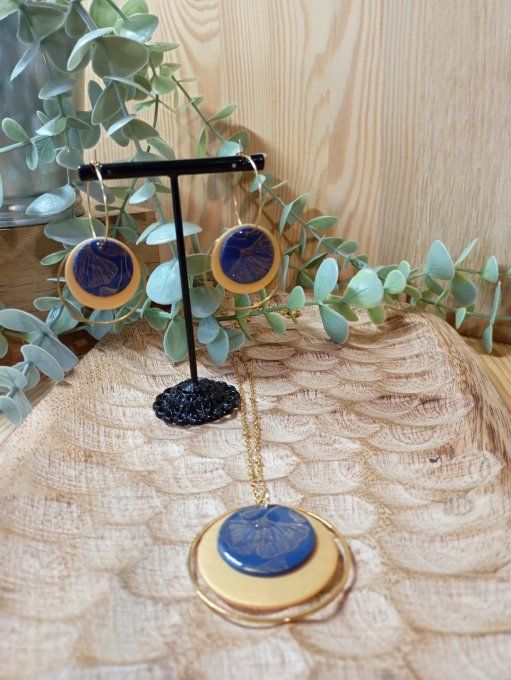 Collier pendentif cabochon fimo lentille  or  et bleu marine avec feuilles de ginko 