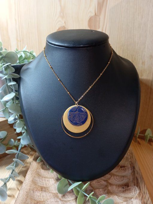 Collier pendentif cabochon fimo lentille  or  et bleu marine avec feuilles de ginko 