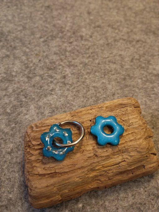 Boucles d'oreilles fimo créoles argentées fleurettes 