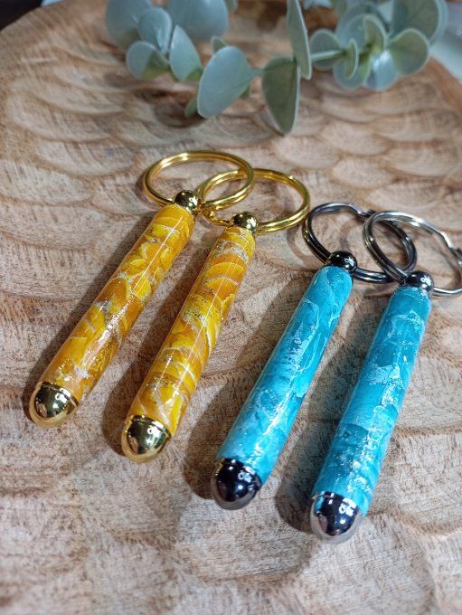 Porte-clé cylindrique en argile polymère – Création artisanale unique