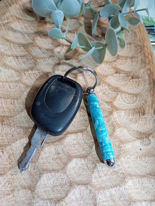 Porte-clé cylindrique en argile polymère – Création artisanale unique