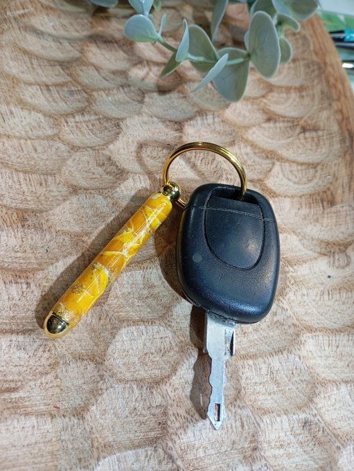 Porte-clé cylindrique en argile polymère – Création artisanale unique