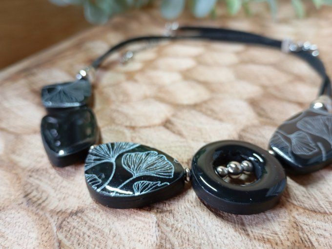 Collier tour de cou noir et feuille de ginko