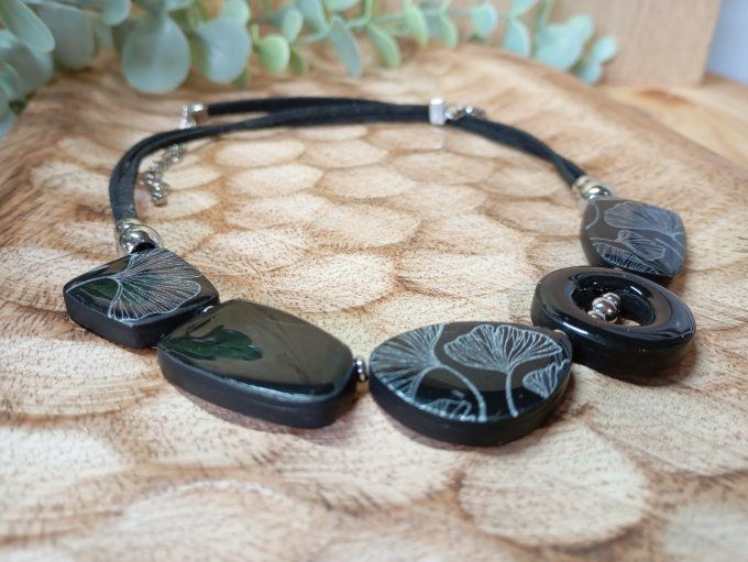 Collier tour de cou noir et feuille de ginko