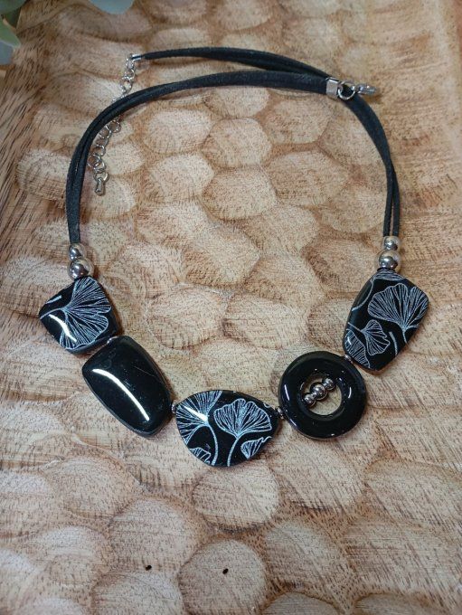 Collier tour de cou noir et feuille de ginko