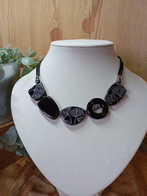 Collier tour de cou noir et feuille de ginko