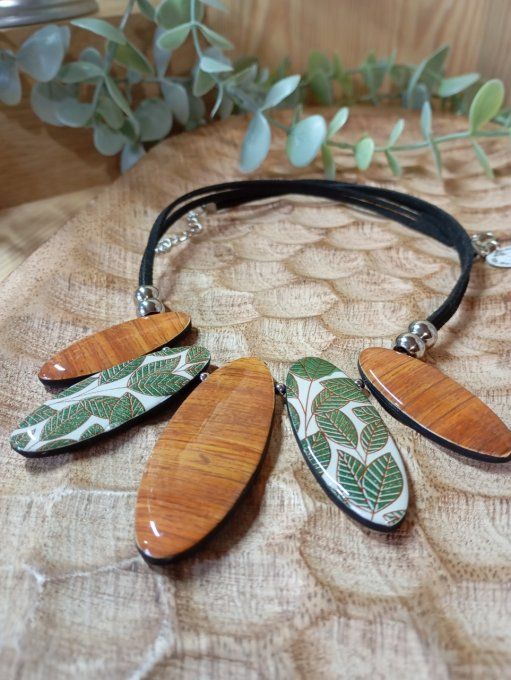 Collier tour de cou feuillage et bois