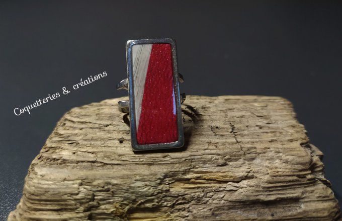 bague polymère, rectangle, rouge craquelé métallisé  et bois