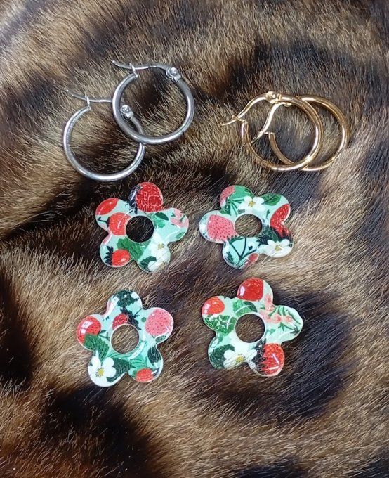 Boucles d'oreilles Créoles "Fleurs de Fraisiers" en Argile Polymère - Artisanat Loiret
