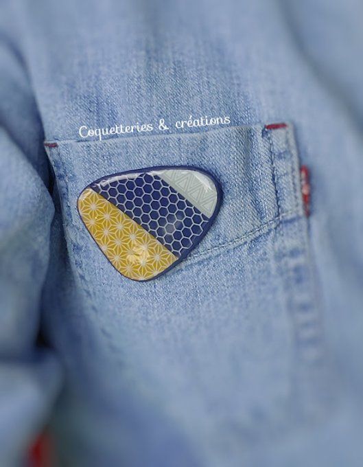 broche bleu et moutarde