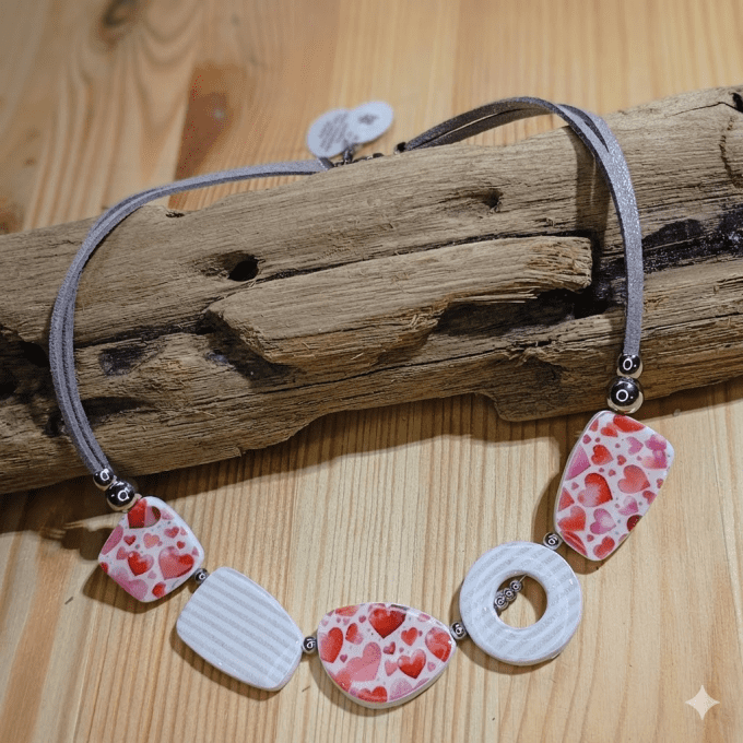 Collier Tour de Cou Cœurs & Rayures sur Argile