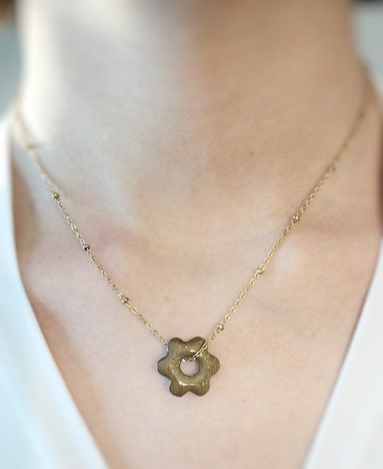 Collier pendentif fleur en polymère 