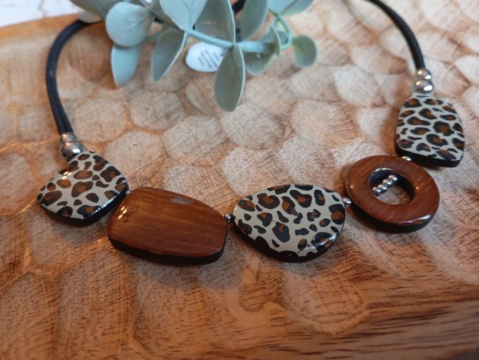Collier tour de cou polymère sauvage imitation bois 