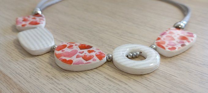 Collier Tour de Cou Cœurs & Rayures sur Argile