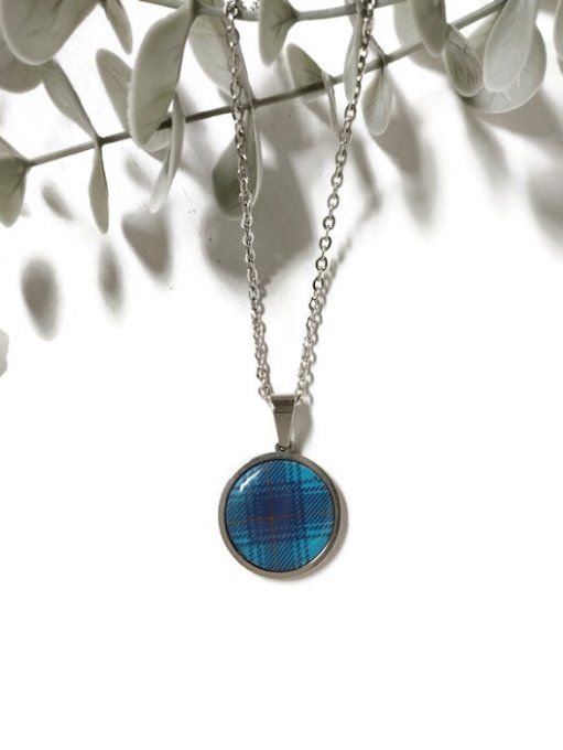 Collier pendentif cabochon fimo lentille imitation tissu bleu