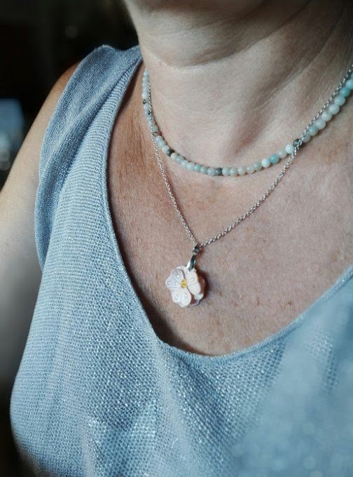 Collier pendentif fleur rose en polymère 