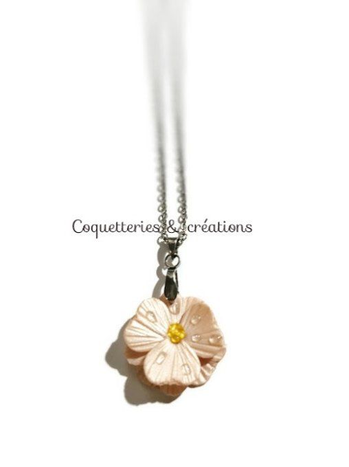 Collier pendentif fleur rose en polymère 