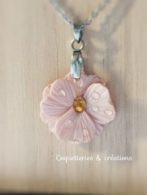 Collier pendentif fleur rose en polymère 