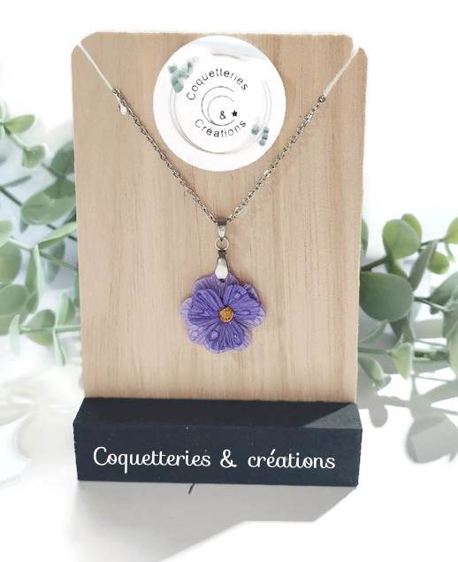 Collier pendentif fleur violette en polymère